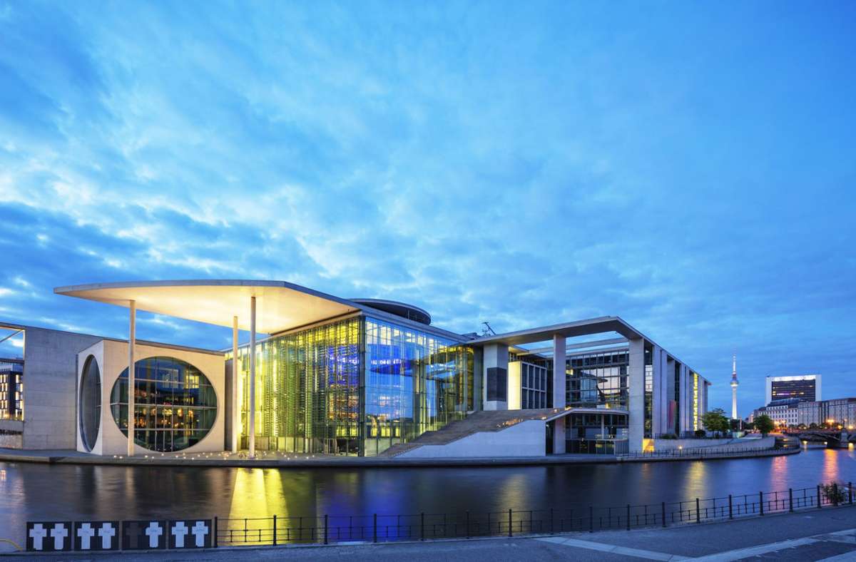 Beide Bundestags-Bauten sind durch eine doppelgeschossige Fußgängerbrücke über die Spree verbunden. Die Fassaden beider Häuser sind zur Spree hin aus Glas und symbolisieren Offenheit und Freiheit.