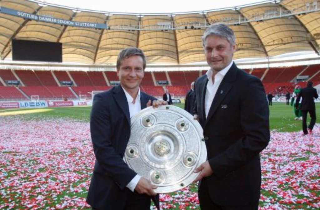 Der bislang letzte Meistertitel für die Schwaben datiert von 2007. Unter Trainer Armin Veh (rechts) und Sportdirektor Horst Heldt fährt der VfB die fünfte Meisterschaft in seiner Vereingeschichte ein. Garanten des Erfolges sind ...
