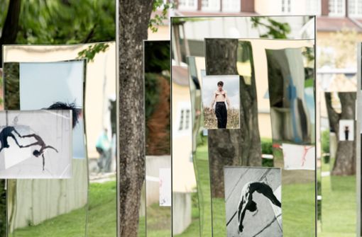 Die Spiegel-Ausstellung „Physical Conversation“   mit Fotos von Ballettstar Friedemann Vogel ist im Museumsgarten am Stadtpalais zu einem neuen Anziehungspunkt geworden. Foto: Oliver Kröning