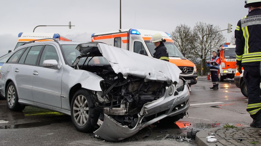 Sindelfingen: Fahrerin übersieht rote Ampel und verursacht schweren Unfall