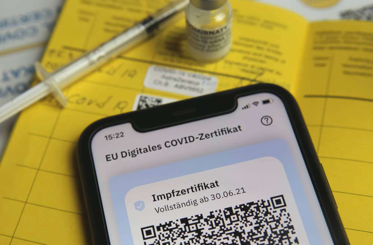 Immunkarte, Apple Wallet & Co - Hier zeigen wir Ihnen alle Alternativen zum gelben Impfpass mit und ohne Handy. Foto: Ralf Liebhold / Shutterstock.com