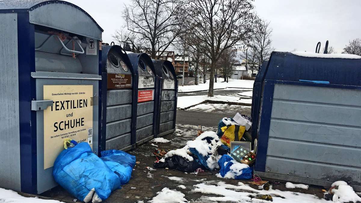 Kreis Esslingen kämpft mit illegal abgelagertem Müll: Riesensauerei rund um die Container