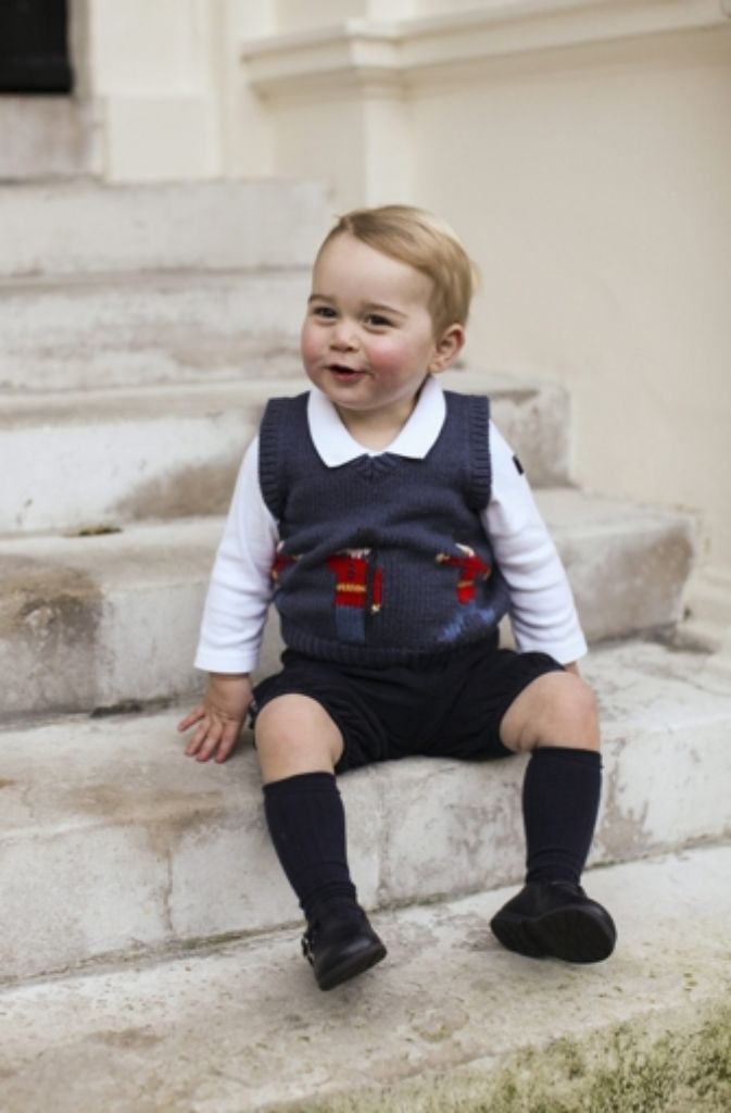 Um kaum ein royales Baby wurde so viel Aufhebens gemacht, wie um ihn: Prinz George ist der erste Sohn von Prinz William und seiner Frau Kate und wird einst auf dem britischen Thron sitzen. Er kam im Juli 2013 zur Welt.
