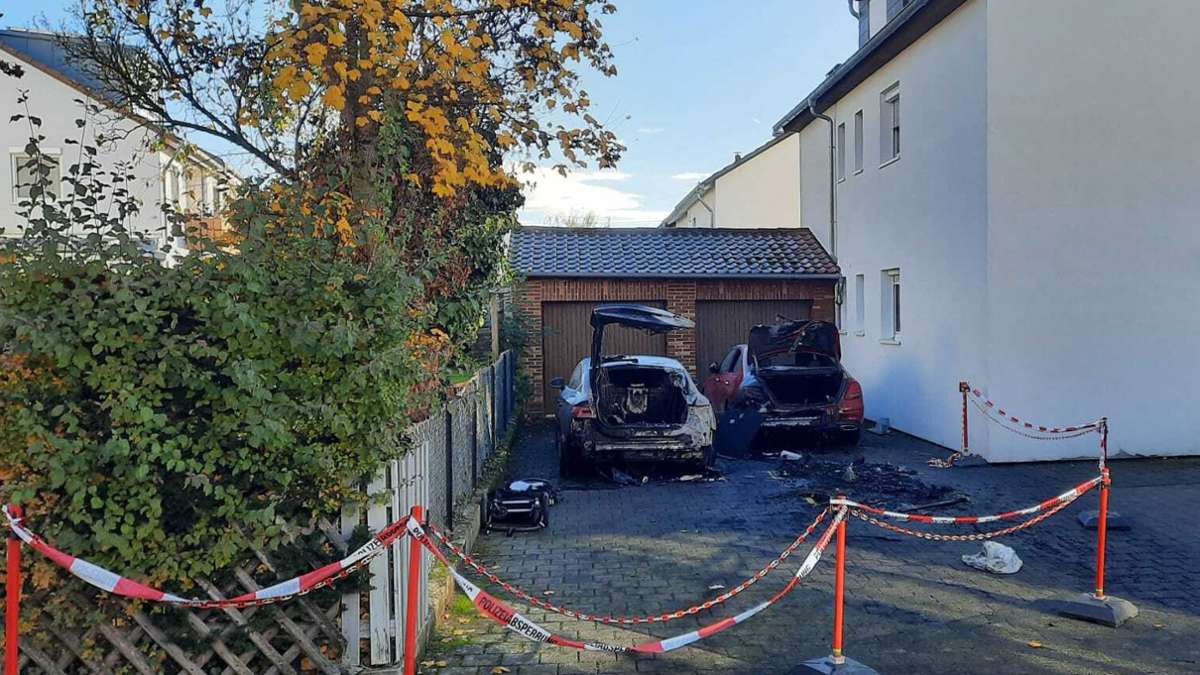 Feuer in Leinfelden-Echterdingen: Brennender Smart hält Einsatzkräfte auf Trab