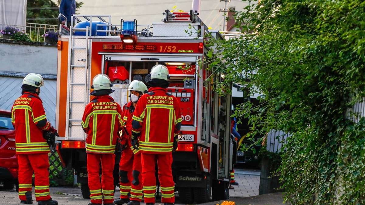Unfall in Geislingen: Frau von eigenem Auto in Garage eingeklemmt