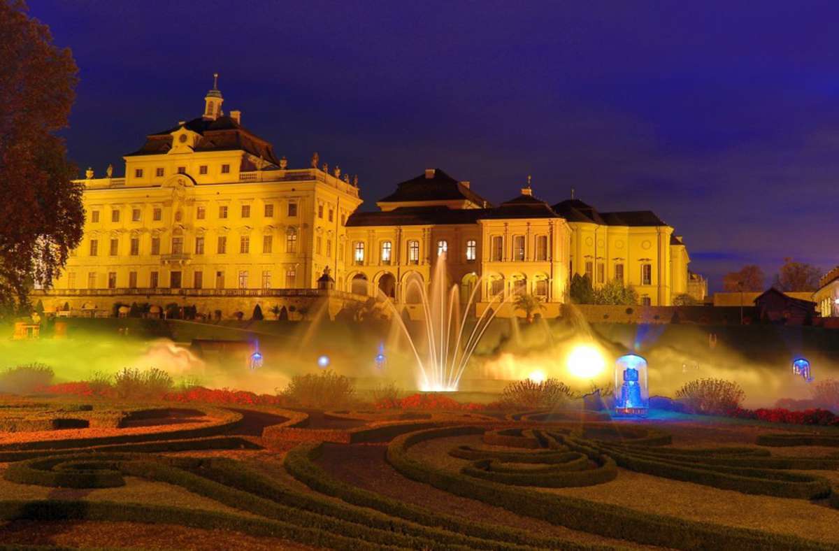 Bei den Traumpfaden ist nicht nur das Schloss illuminiert, auch die barocken Gärten leuchten.