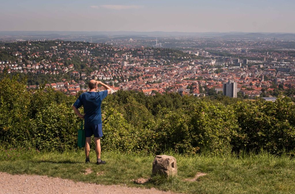 Vom Birkenkopf aus hat man eine schöne Sicht auf die Stadt. Er ist mit 511 Metern der höchste Punkt im Stuttgarter Stadtgebiet. Der Berg hat Geschichte: Zwischen 1953 und 1957 wurde hier Trümmerschutt aus dem zweiten Weltkrieg abgeladen. Der Birkenkopf wuchs dadurch in diesem Zeitpunkt um etwa 40 Meter – und ist seither auch als „Monte Scherbelino“ bekannt.