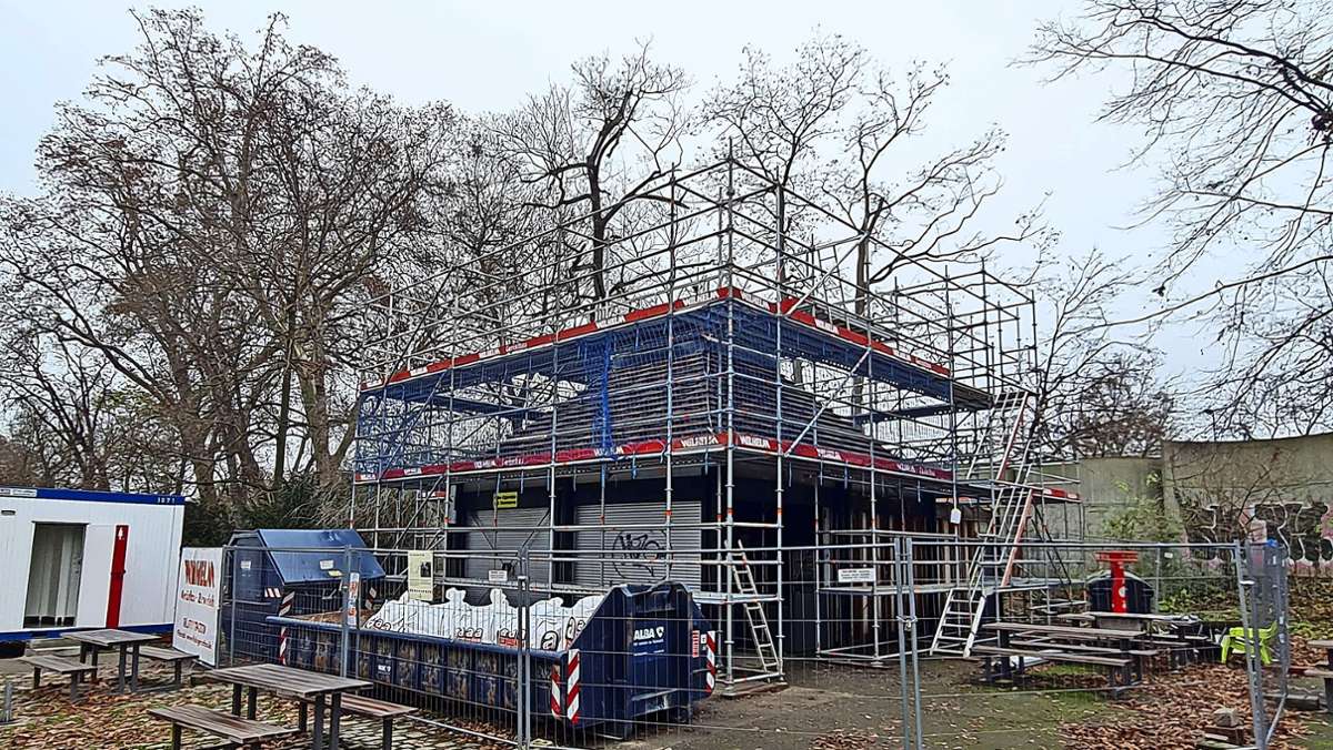  Das Dach des Pavillons wurde Ende Juni in einer Sturmnacht von einem umgestürzten Baum stark beschädigt. Nun finden Demontagearbeiten statt. 