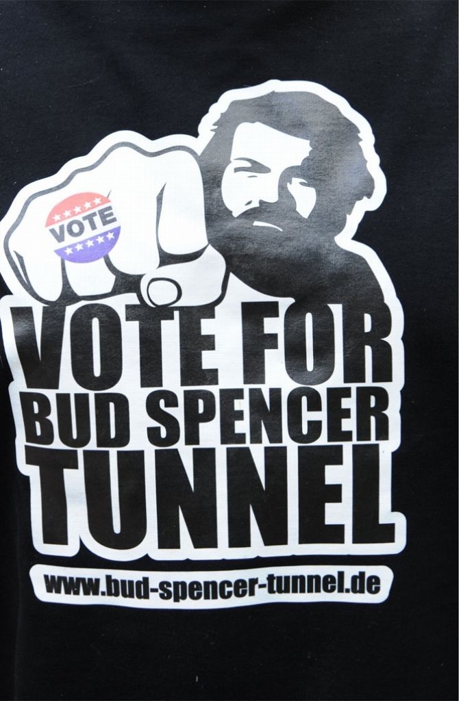 Dass das Freibad nach ihm benannt wurde, kam auf Umwegen zustande. Eigentlich war die Stadtverwaltung auf der Suche nach einem Namen für einen Tunnel. Wie aus dem Nichts wurde der Ruf nach einem Bud-Spencer-Tunnel laut. Weit mehr als 100 000 Stimmen wurden für „Bud-Spencer-Tunnel“ abgegeben.