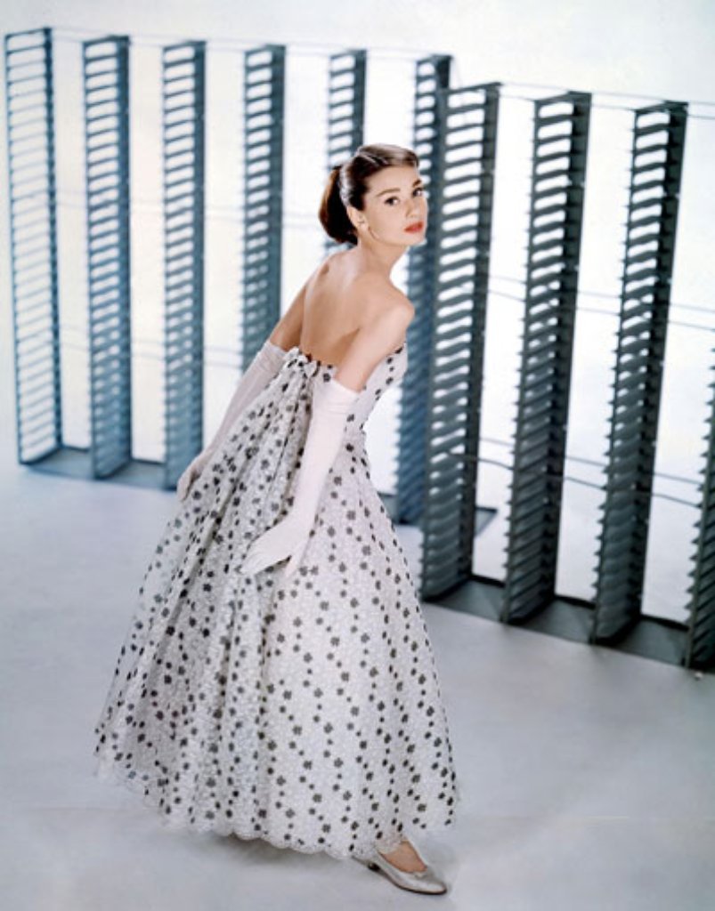 Rehaugen, Alabasterteint und knabenhafte Grazie: Audrey Hepburns unglaublich zarter Look wurde von den traumhaften Kleidern von Hubert de Givenchy wunderbar betont. Das Foto zeigt die Schauspielerin auf einem Standbild aus dem Film "Ein süßer Fratz" (1957).