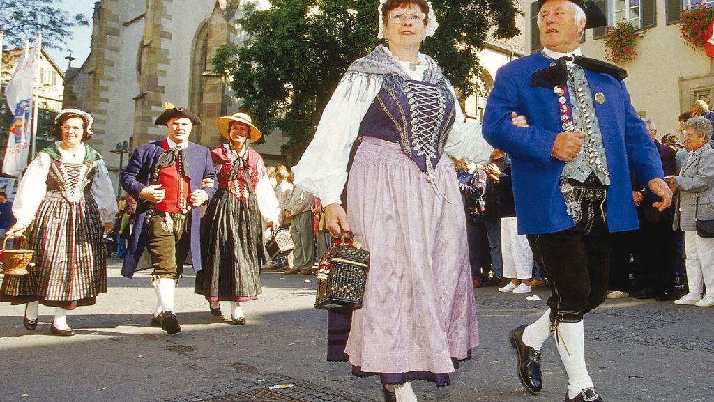 Dirndl und Lederhosen beim Cannstatter Volksfest: Von der Bauerntracht zur Event-Kleidung