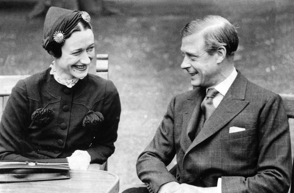 Doch das Schicksal will es, dass aus dem stotternden Herzog von York 1936 König George VI. wird: Elizabeths Onkel Edward VIII. (Foto), zwar schon König, aber noch nicht gekrönt, verliebt sich in die verheiratete amerikanische Schauspielerin Wallis Simpson - und verzichtet für die Liebe auf den Thron.