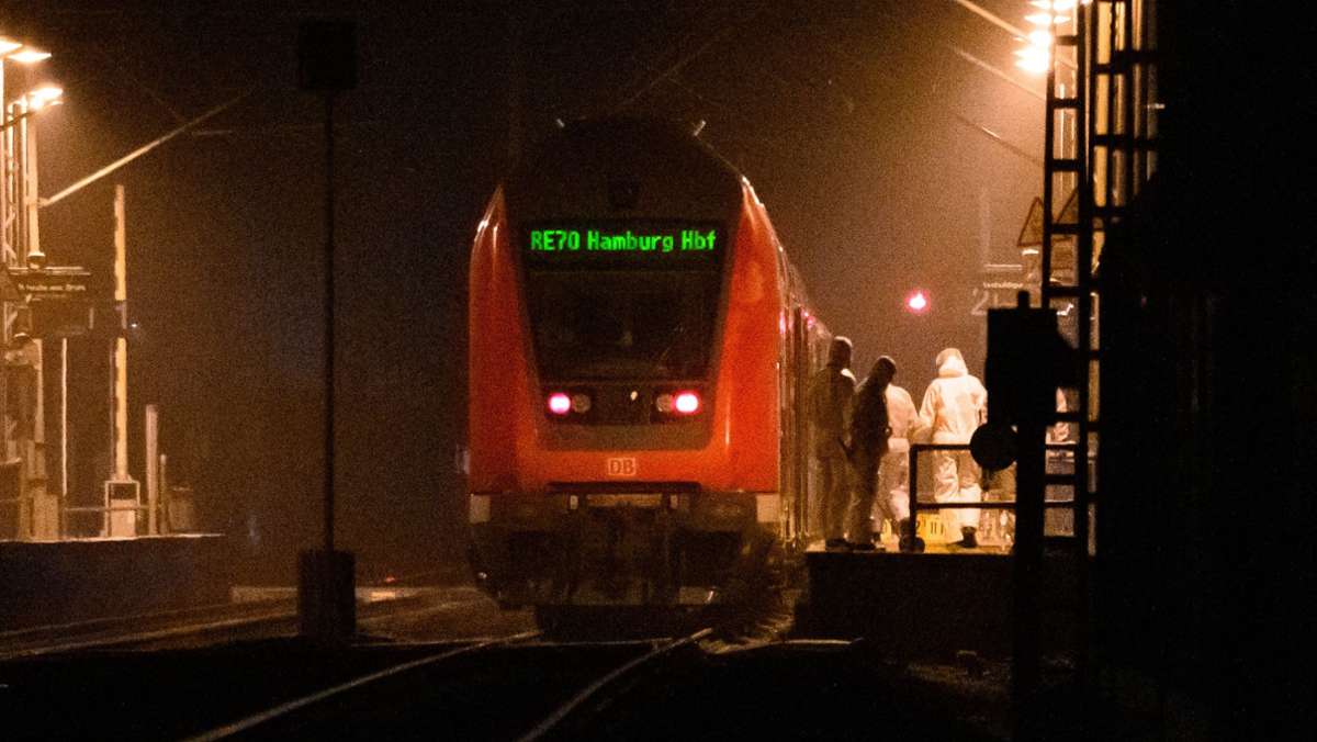 Regionalzug von Kiel nach Hamburg: „Sind völlig entsetzt“ - Tote und Verletzte bei Messerattacke in Zug