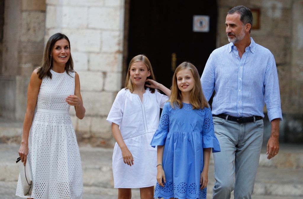 Thronfolgerin Leonor (im blauen Kleid) wird im Oktober 13 Jahre alt, ...