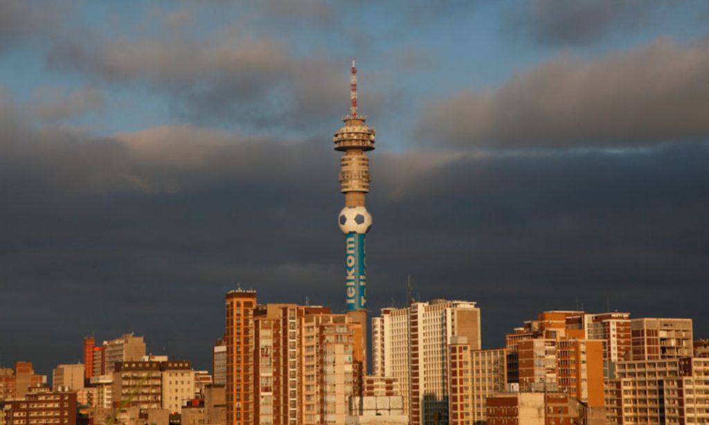Geschlossen: Fernsehturm in Johannesburg. Stuttgartern, die den Himmel über Johannesburg in Südafrika betrachten, kommen leicht heimelige Gefühl auf. Denn einer der zwei Fernsehtürme in der für ihre hohe Kriminalität berüchtigten Hauptstadt der Provinz Gautung sah ursprünglich aus, als wäre er dem Stuttgarter Turm direkt nachempfunden – inzwischen wurde er allerdings etwas verändert. Die Form des Turmkorbs ist eher kugelförmig. 1958 bis 1962 entstand der 234 Meter hohe Turm. Seine Aussichtsplattform ist nur 20 Jahre lang zugänglich gewesen. 1982 wurde der Turm für Besucher stillgelegt, aus Sicherheitsgründen – der Brandschutz spielte keine Rolle. In Südafrika überwog die Angst vor politisch motivierten Anschlägen, für die der Sentech Tower im Stadtteil Brixton Ausgangspunkt oder Ziel sein könnte.