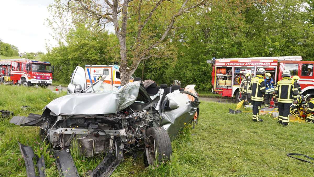 Unfall auf  K 1669 bei Affalterbach: 60-Jährige prallt  mit Auto gegen Baum –  lebensbedrohliche Verletzungen
