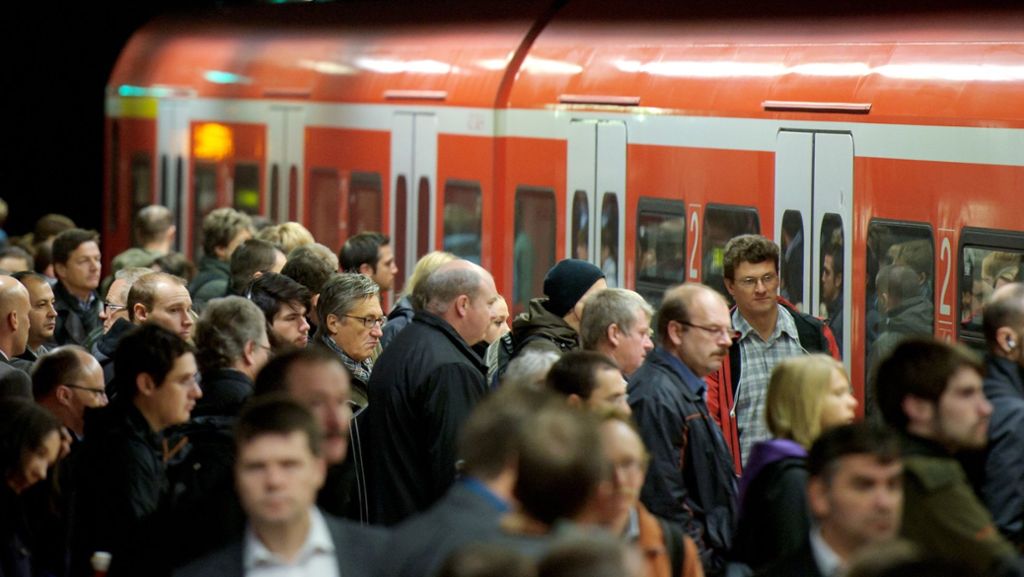  In Stuttgart ist es am Samstag mehrfach zu massiven Einschränkungen im S-Bahn-Verkehr gekommen. Dafür gab es mehrere Gründe. 