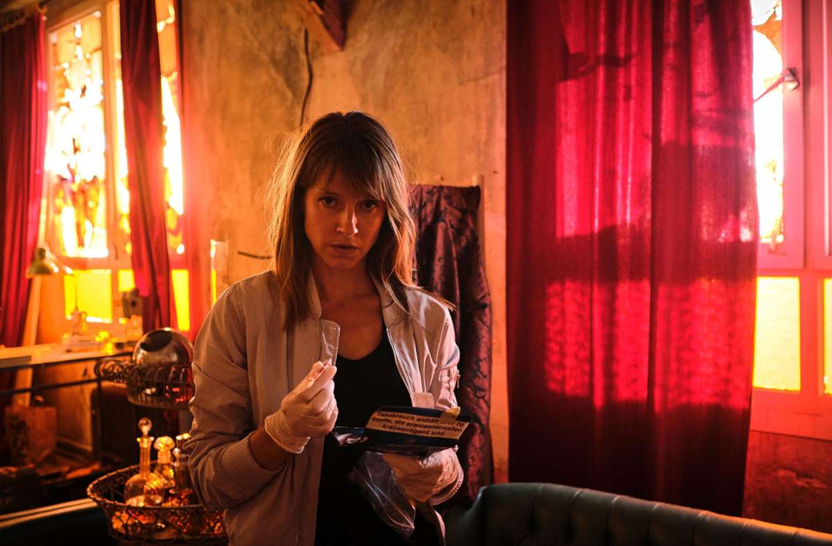 Drogen Stern (Lisa Bitter) findet in der Wohnung eines Verdächtigen Stoffe, die nicht legal sind.
