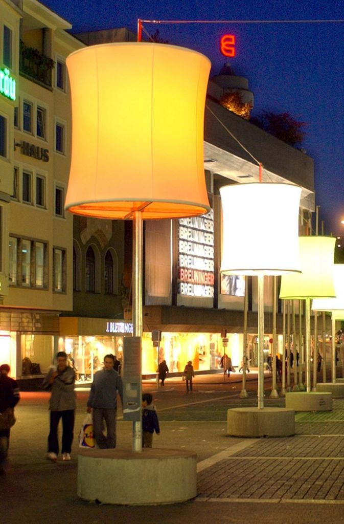 2004: Der Marktplatz mit Leuchten, die der Designer Dietrich Brennenstuhl temporär dorthin gepflanzt hatte und deren Farbe wechselte.