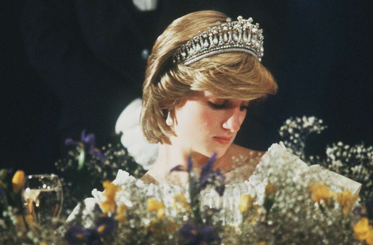Die Lover’s Knot Tiara ist eines der bekanntesten Schmuckstücke von Prinzessin Diana. Auch heute kommt es zu offiziellen Anlässen noch zum Einsatz.