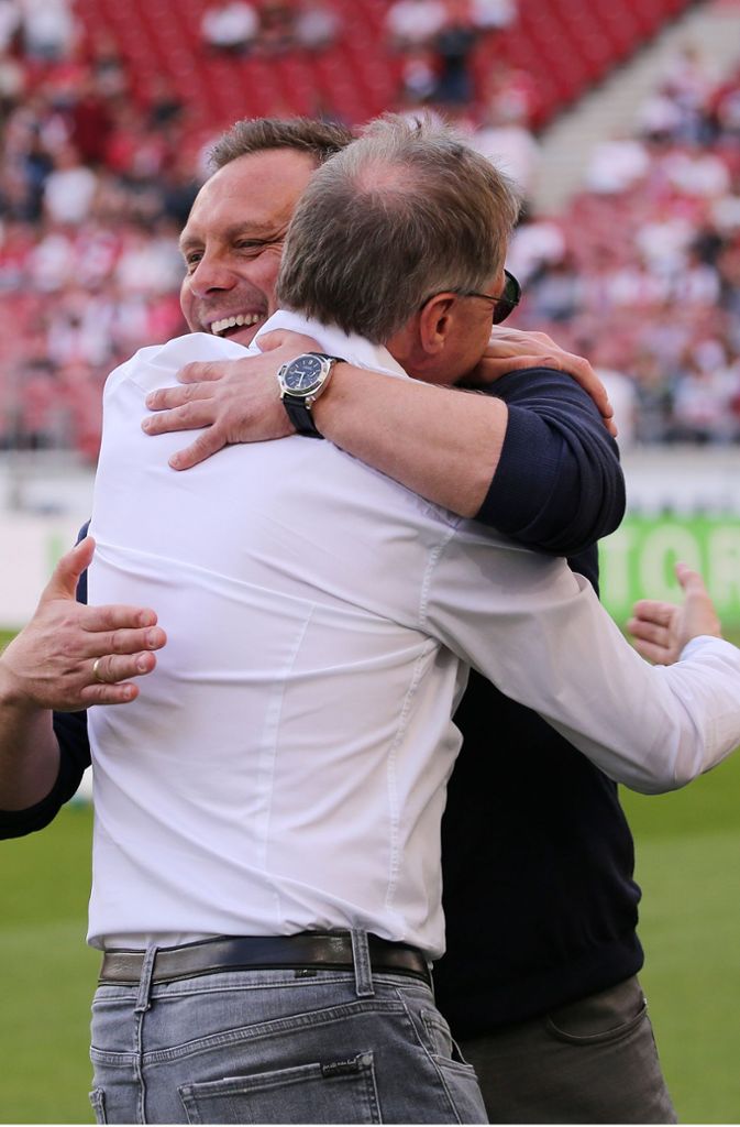 Trainer Andre Breitenreiter (Hannover, hinten) umarmt Sportdirektor Michael Reschke (VfB).