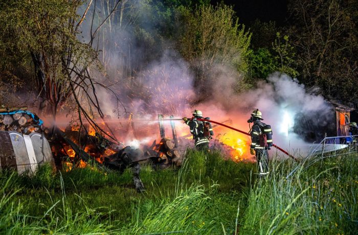 „Fleischmühle“ in Leonberg: Holzstapel und Bauwagen stehen in Flammen