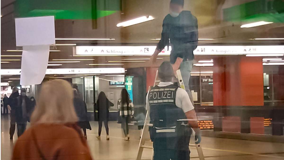 Kurioses aus Stuttgart: Mann wirft Schlüsselbund in die Höhe – Polizei muss aushelfen
