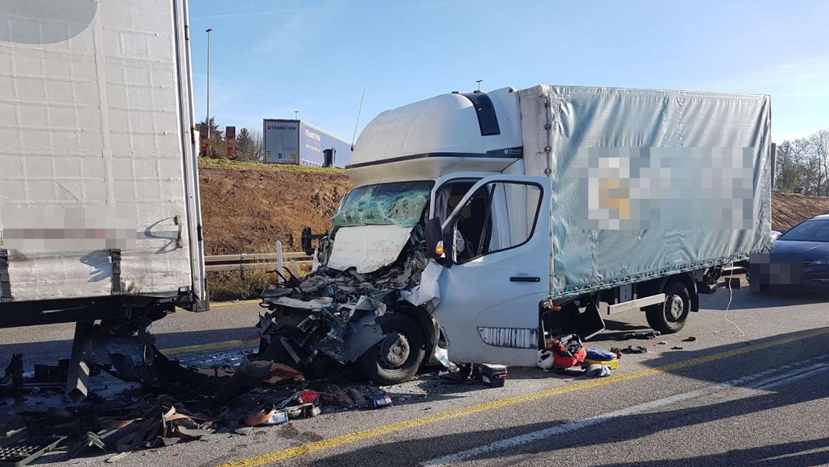 A8 bei Pforzheim: Auffahrunfall fordert zwei Verletzte – A8 zeitweise voll gesperrt