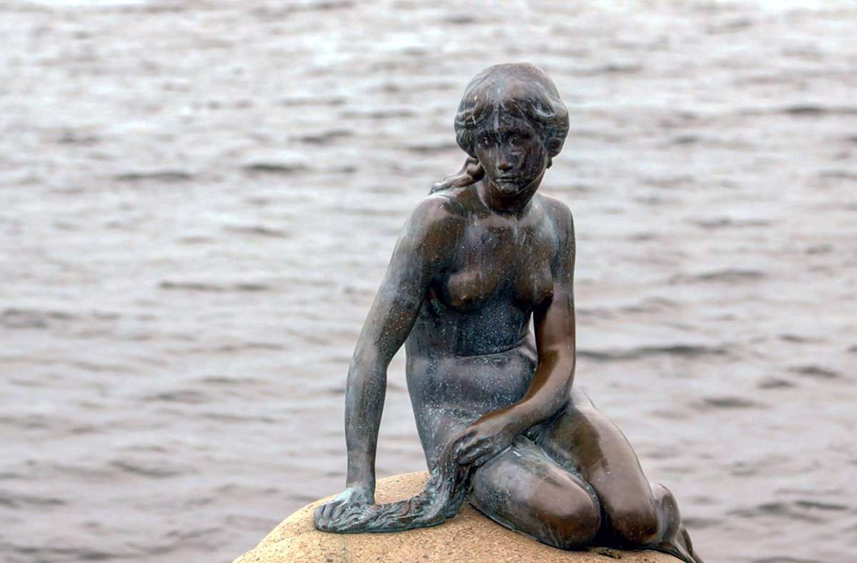 Zu Ehren von Hans Christian Andersen wurde in seiner Heimatstadt Kopenhagen eine Statue der kleinen Meerjungfrau errichtet.