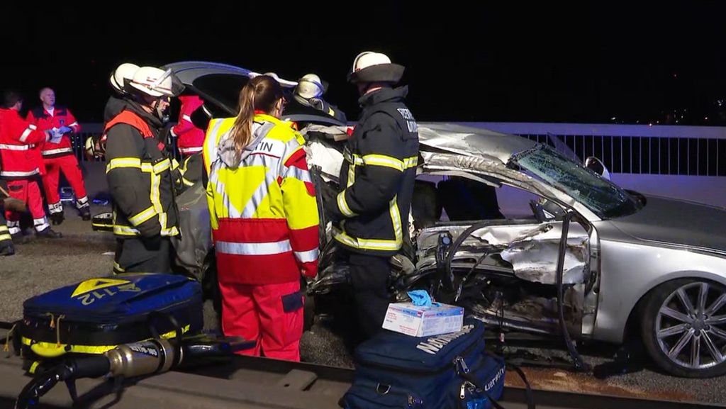 Unglück auf einer Hamburger Brücke: Junger Beifahrer stirbt bei illegalem Autorennen