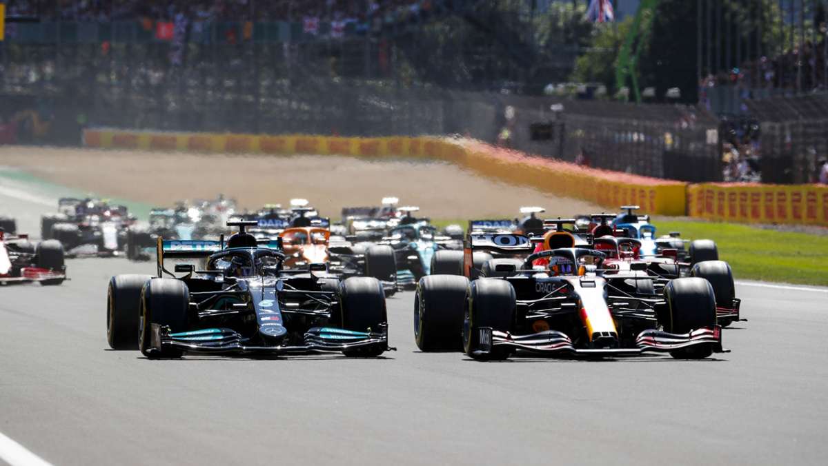 Formel 1 in Silverstone: Verstappen kracht in Reifenstapel – Rennen unterbrochen