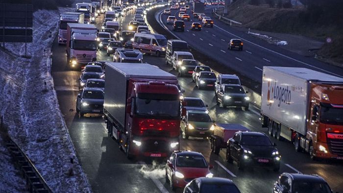 Autobahn bei  Rutesheim: Schwerer Unfall mit mehreren Verletzten – A8 voll gesperrt