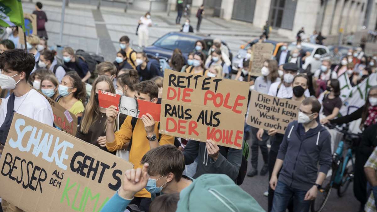  Die Fridays-For-Future-Bewegung ist ein wenig älter geworden, die Ziele haben sich aber nicht verändert. Bei der Demo am Freitag in Stuttgart reihten sich Senioren in den Zug ein, der mehrere Tausend Menschen umfasste. 