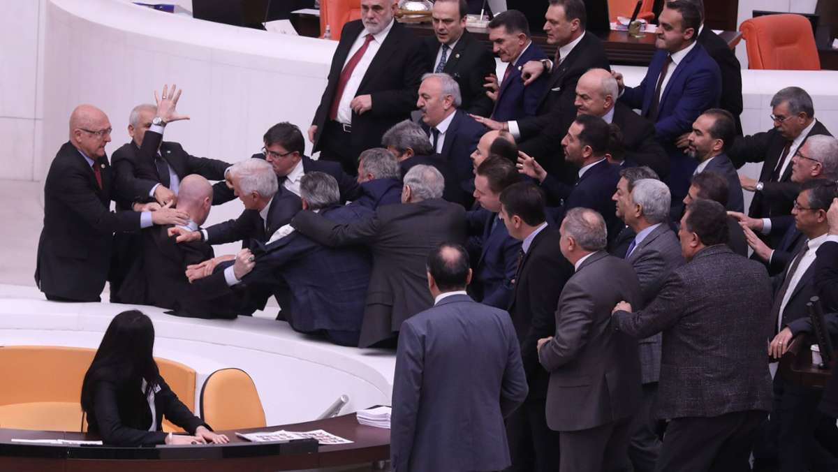 Türkei: Prügelei im Parlament - Abgeordneter im Krankenhaus
