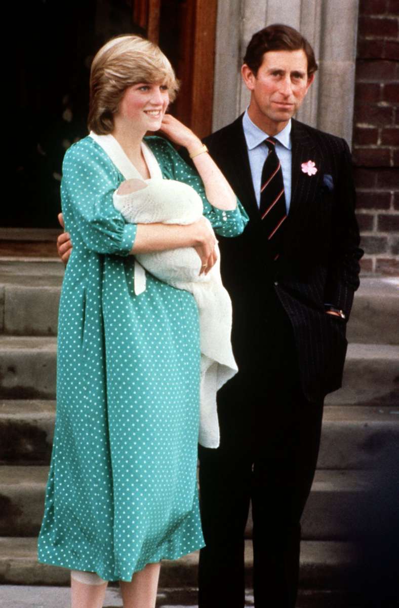 Zunächst geht die Ehe, die so märchenhaft begann, auch märchenhaft weiter: Am 21. Juni 1982 kommt Thronfolger William Arthur Philip Louis Mountbatten-Windsor zur Welt.