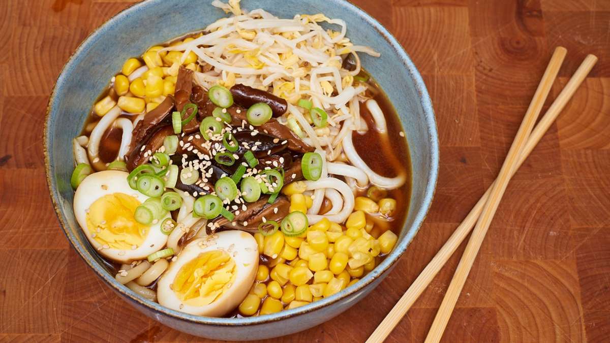 Nachgekocht aus „Meine grüne japanische Küche“: Vegetarische Ramen mit Ei und Pilzen
