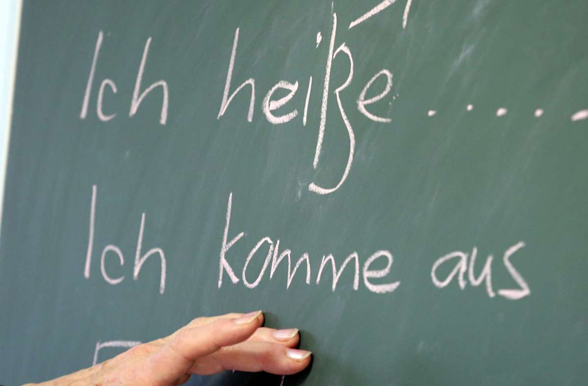 Deutschkurse für Migranten verteuern sich. Foto: dpa/Bernd Wüstneck