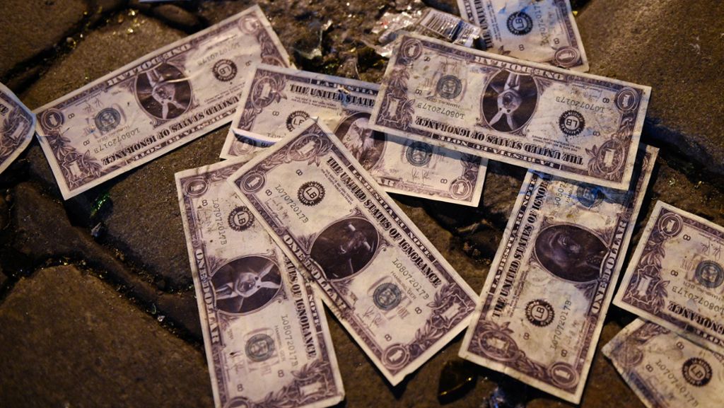 New Jersey: Geldtransporter verliert halbe Million Dollar – Autofahrer sammeln Scheine auf