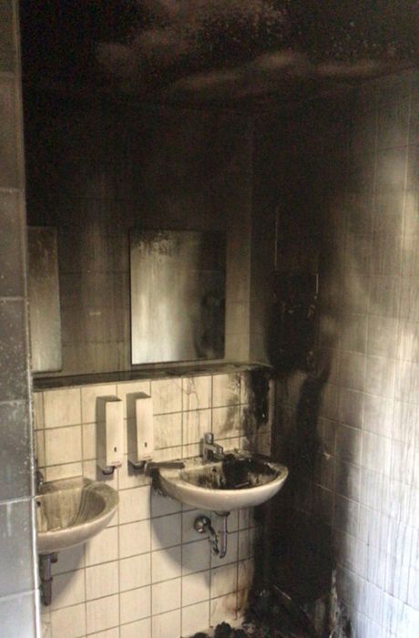 Einsatz im Pfarrwiesen-Gymnasium: Feuerwehr löscht Brand in Toilette