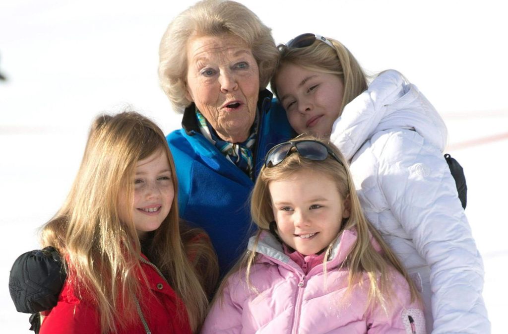 Mit ihren Enkelinnen Prinzessin Alexia, Prinzessin Ariane und Prinzessin Amalia (von links nach rechts) 2015 im Winterurlaub in Lech am Arlberg (Österreich).