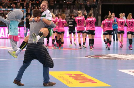 Göppingens Michaela Hrbkova jubelt ausgelassen – die  enttäuschten Metzinger Handballerinnen bedanken sich bei ihren Fans für die Unterstützung im Derby. Foto: Baumann