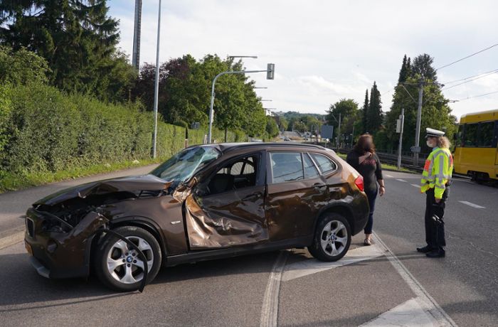 Auto kollidiert mit U16 – ein Verletzter und hoher Schaden