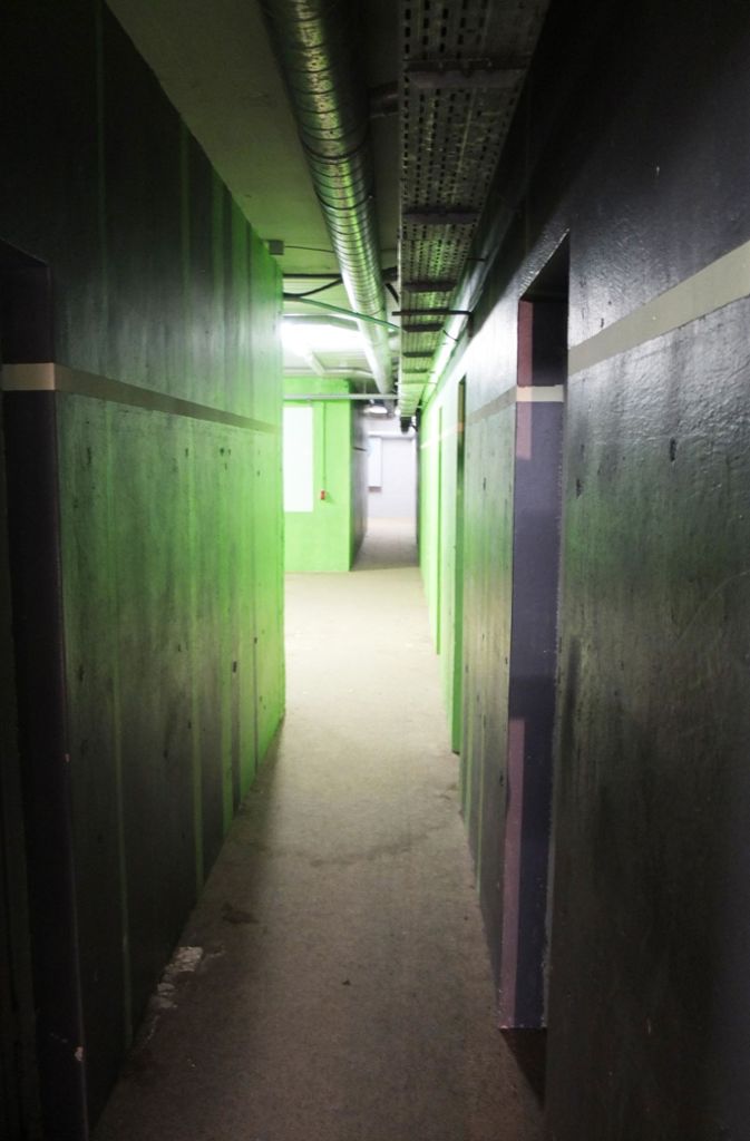 Ein Teil der Gänge im Diakonissenbunker ist farbig gestrichen. Und in der Bunkerszene erzählt man sich Geschichten, dass hier vor einigen Jahren Partys stattgefunden hätten – so wie schon in den Siebzigern, als die Band Müll sich hier eingerichtet hatte.
