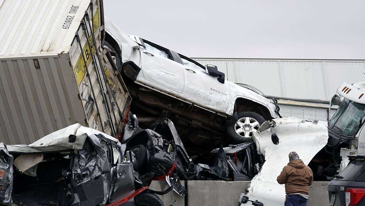  Zerquetschte Autos, eingeschlossene Menschen: Ein Unfall auf winterlicher Fahrbahn hat in den USA mehrere Menschen das Leben gekostet. Stundenlang waren die Retter im Einsatz. 