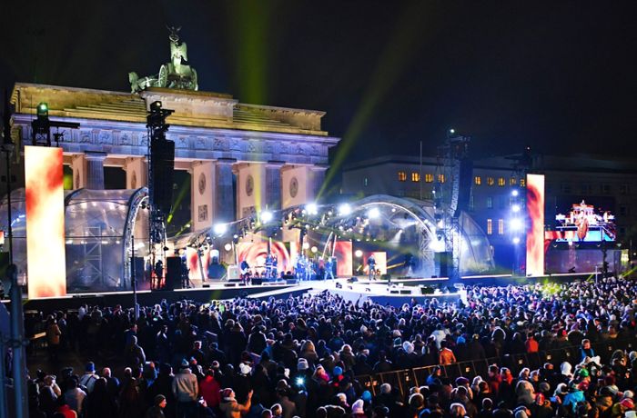 Party am Brandenburger Tor startet friedlich