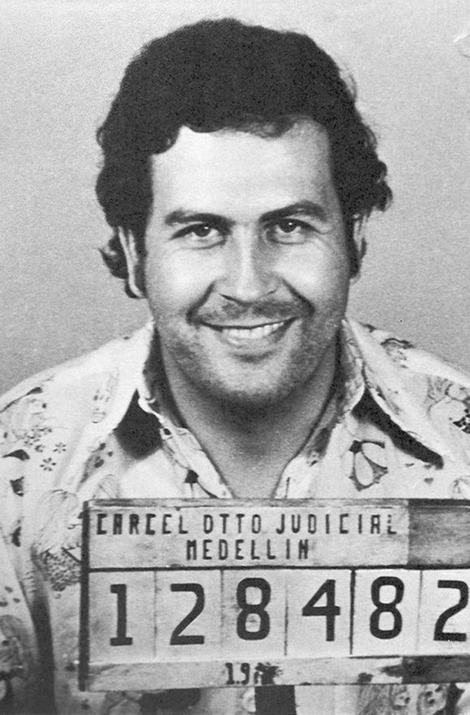 Pablo Escobar: Der 1949 im kolumbianischen Rionegro geborene Escobar (hier auf einem Polizeifoto von 1977) war als Chef des Medellin-Kartells einer der reichsten Männer der Welt. 1991 stellte er sich nach Hunderten in Auftrag gegebenen Morden und Bombenattentaten der Polizei.