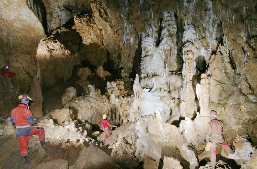 Höhlenforscher stehen im Drachenfelsgang in der Vetterhöhle, einer Karsthöhle auf der Schwäbischen Alb in der Nähe des Blautopfs bei Blaubeuren. Foto: Wikipedia commons/Markus Boldt CC BY-SA 2.0