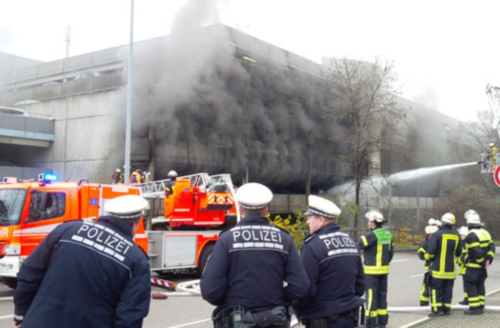4. Dezember: Im Parkhaus P7 am Neckarpark in Bad Cannstatt bricht ein Feuer aus, bei dem 14 Autos komplett zerstört werden und ein Millionenschaden entsteht. Als Brandursache wird ein technischer Defekt ermittelt. Hier geht es zum Artikel.