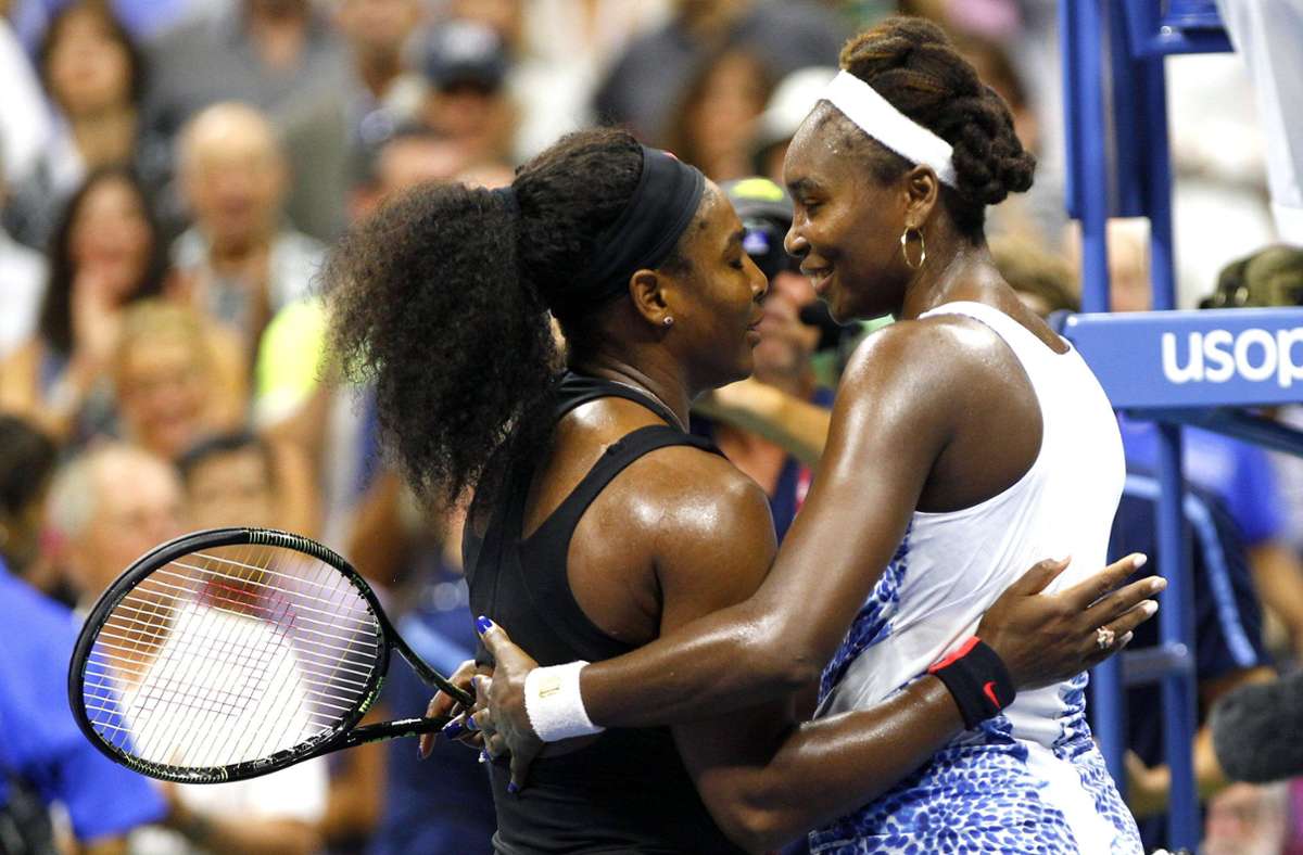 Natürlich dürfen wir die Williams-Schwestern nicht vergessen. Serena und Venus standen sich in Einzeln insgesamt 31-mal gegenüber. Dabei hat die 23-malige Grand-Slam-Gewinnerin Serena gegen ihre ein Jahr ältere Schwester 19 Siege gefeiert. Aber egal, wer gewonnen hat, eine Umarmung am Netz gab es immer.
