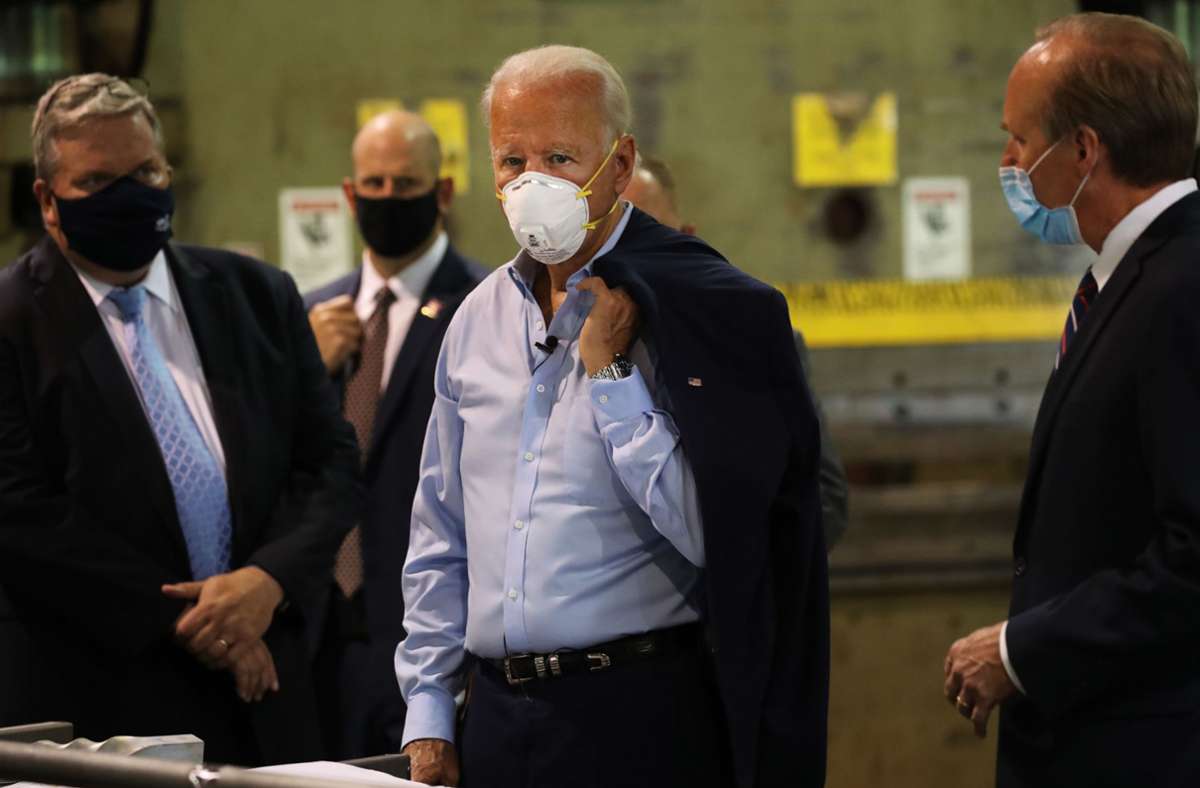 Mit Maske und lässigem Sakkoüberwurf: Joe Biden wirkt in jeder Situation stets stilsicher. Ganz anders als sein Vorgänger Donald Trump.